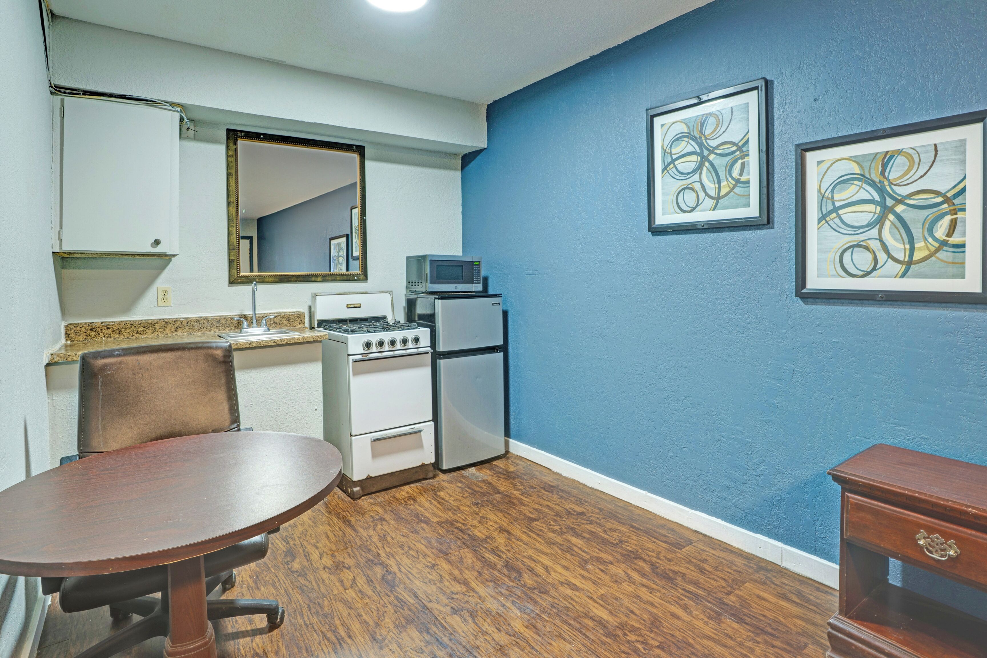 Frigobar, microondas, mesa de comedor