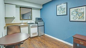 Frigobar, microondas, mesa de comedor