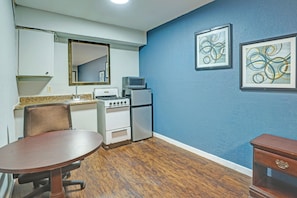 Mini réfrigérateur, micro-ondes, tables à manger