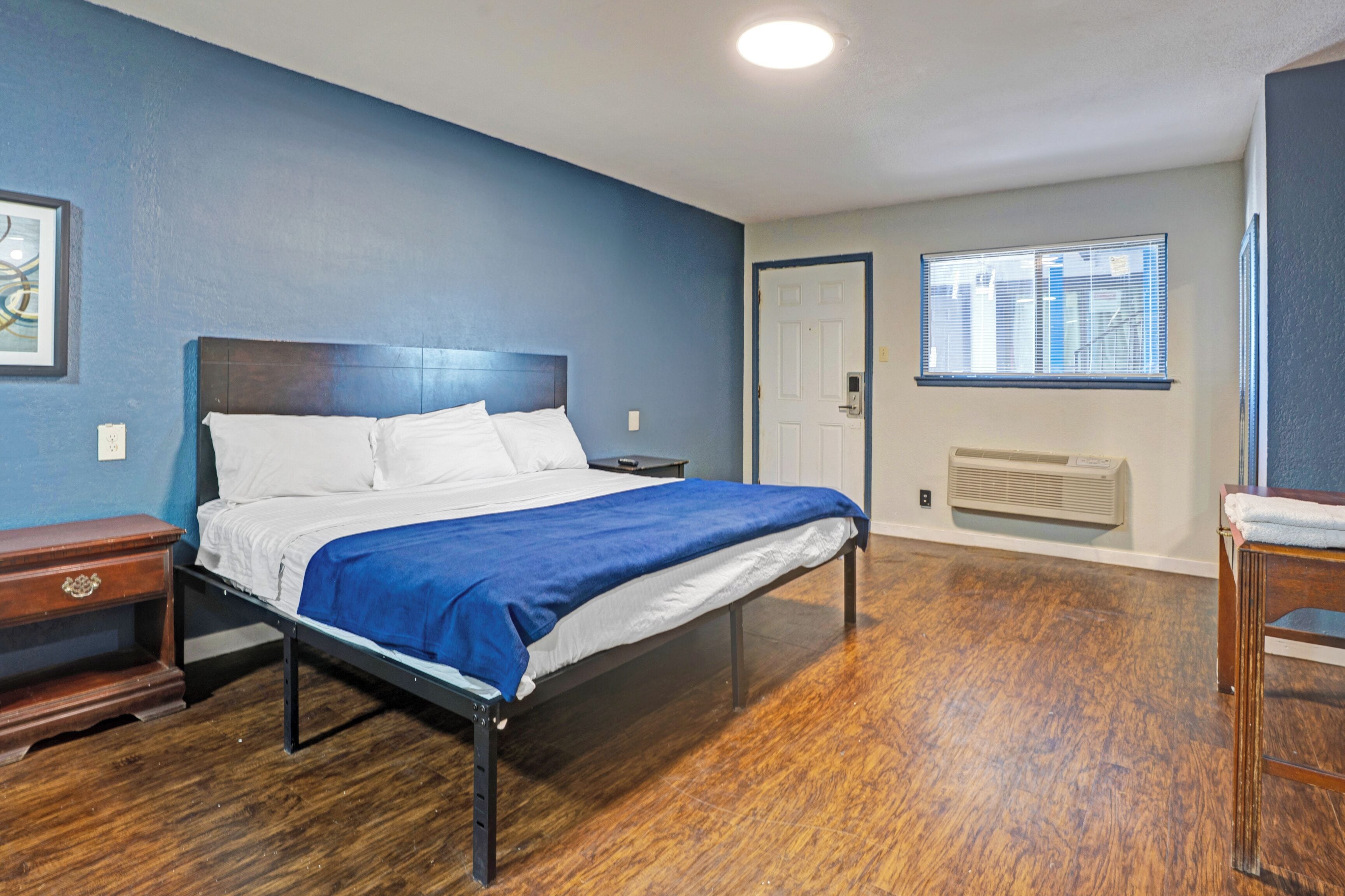 Bureau, fer et planche à repasser, Wi-Fi gratuit, draps fournis