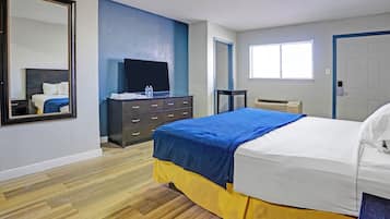 Escritorio, tabla de planchar con plancha, wifi gratis y ropa de cama