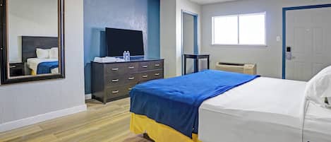 Escritorio, tabla de planchar con plancha, wifi gratis y ropa de cama