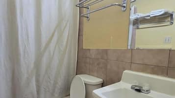 Amenidades de baño gratuitas, secadora de cabello, toallas