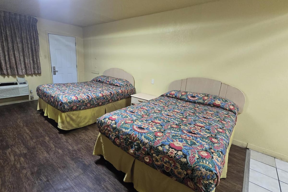 Kamer, 2 queensize bedden, kitchenette | Een bureau, een strijkplank/strijkijzer, gratis wifi, beddengoed