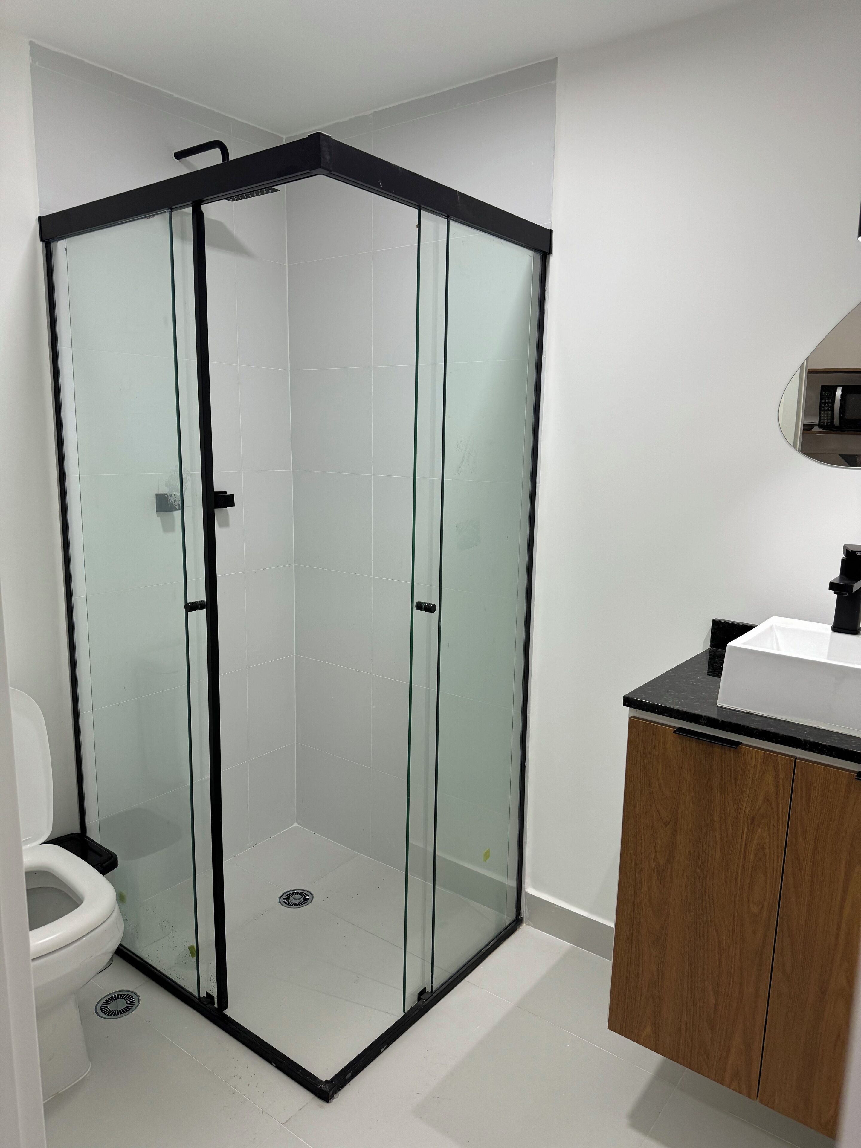 Chuveiro, secador de cabelo, toalhas de banho, papel higiênico