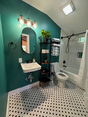 Hair dryer, towels, soap, shampoo - Historic Cottage Downtown Macon with off street parking (Macon)