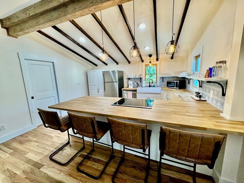 Historic Cottage Downtown Macon with off street parking