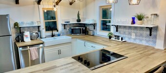 Historic Cottage Downtown Macon with off street parking