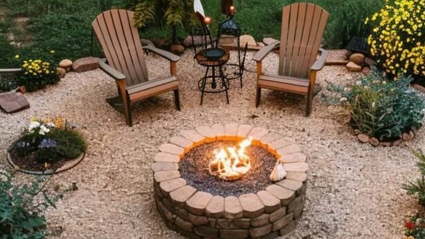 Un foc de llar envoltat de quatre cadiretes Adirondack, una taula petita i llums penjants en un jardí.