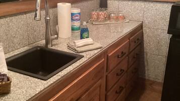 Refrigerador, microondas, cafetera y tetera y tostadora