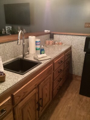 Refrigerador, microondas, cafetera y tetera y tostadora 