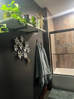 Hair dryer, towels, soap, shampoo - Charming 2-bedroom house in perfect Nashville! Close to the Heart of Nashville (Nashville)