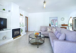 TV - VILLA LAURA - 8 MIN WALK TO THE BEACH (Port de Pollença)
