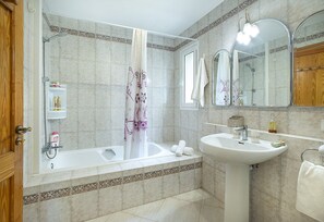 Shower, hair dryer, towels, toilet paper - VILLA LAURA - 8 MIN WALK TO THE BEACH (Port de Pollença)