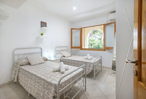2 bedrooms, in-room safe, iron/ironing board, travel cot - VILLA LAURA - 8 MIN WALK TO THE BEACH (Port de Pollença)