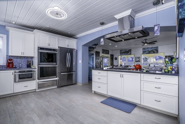 Refrigerador, microondas, horno, placa de cocina