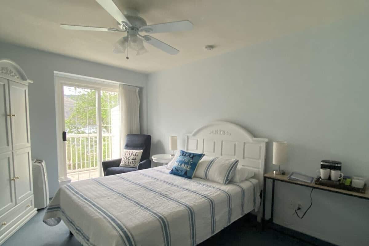 Chambre Simple, balcon, vue lac | Coin séjour | Télévision
