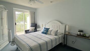 Single Room, Balcony, Lake View | Living area