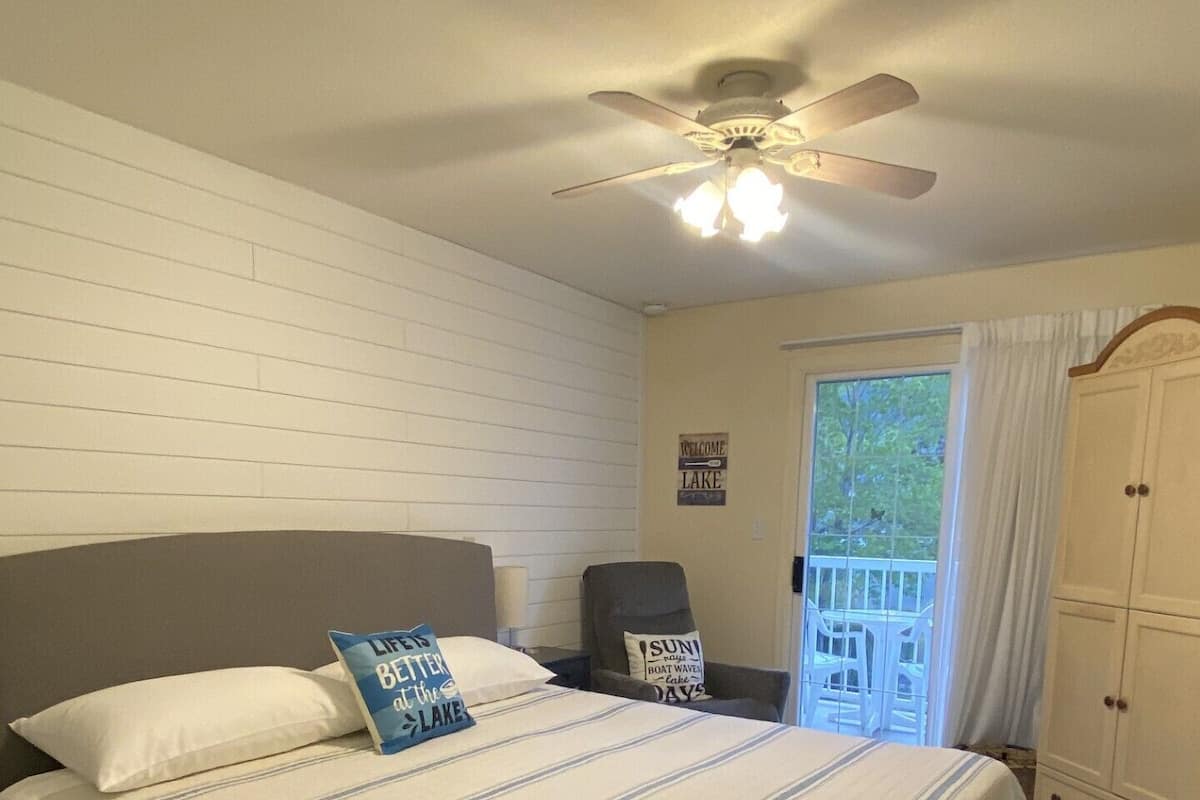 Chambre Simple, balcon, vue lac | Coin séjour | Télévision