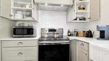 Køleskab, mikrobølgeovn, ovn, kogeplade