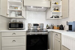 Een koelkast, een magnetron, een oven, een kookplaat