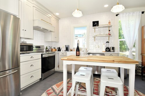 Updated 3-bedroom historic farmhouse, amazing kitchen, walk to Linfield in 5 min