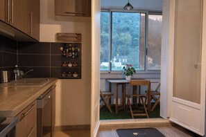 Fridge, microwave, oven, stovetop - Écrin de Lumière in Vienna (Vienne)