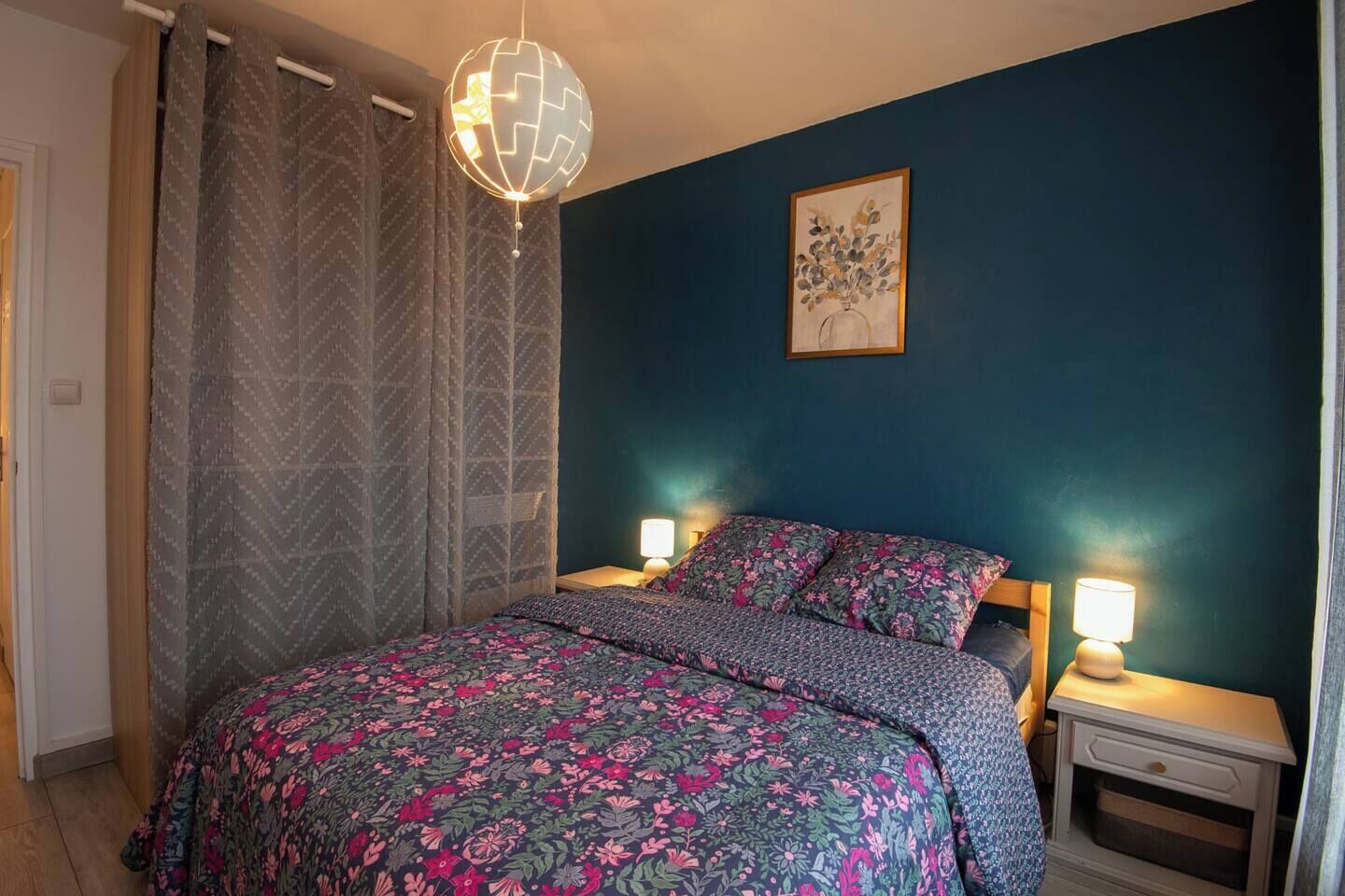 2 多间卧室、办公桌、旅行婴儿床、WiFi