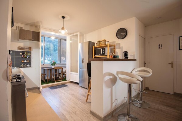 Fridge, microwave, oven, stovetop - Écrin de Lumière in Vienna (Vienne)