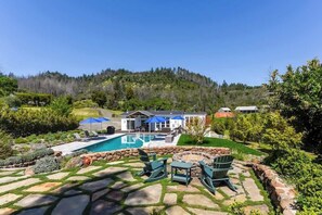 Utendørsbasseng og et oppvarmet basseng