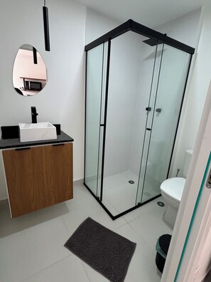 Haartrockner, Handtücher, Toilettenpapier