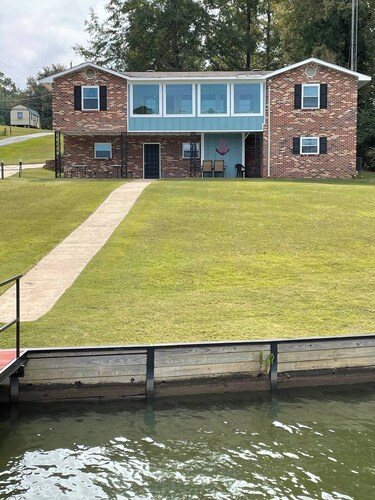 Cozy 2-bedroom apartment in welcoming Abbeville with AC, WiFi