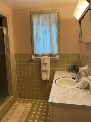 Dusche, Handtücher, Toilettenpapier