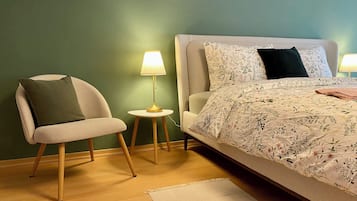 Tabla de planchar con plancha, wifi y ropa de cama