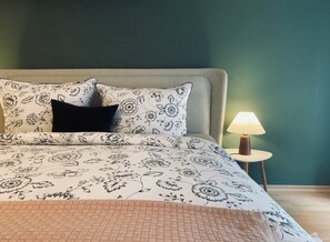 1 dormitorio, tabla de planchar con plancha, wifi y ropa de cama