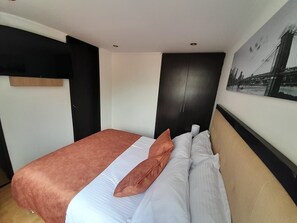 3 bedrooms, desk, iron/ironing board, travel crib