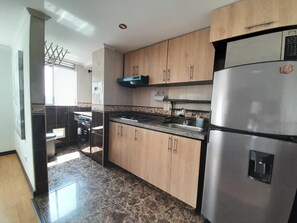 Kühlschrank, Mikrowelle, Wasserkocher mit Kaffee-/Teezubehör