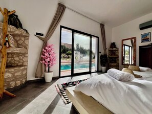 4 bedrooms, iron/ironing board, WiFi, bed sheets