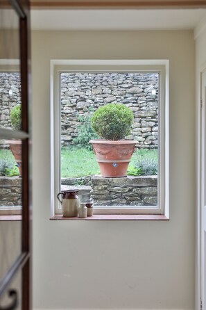 Interior - Cosy 18th Century Cottage in The Cotswolds. Great for groups and families.  (Hook Norton)