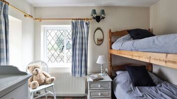 3 bedrooms, desk, iron/ironing board, WiFi