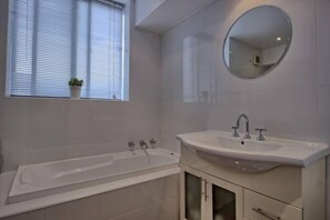 Room - Modern North Adelaide 2 Bedroom w/Wifi + Parking (North Adelaide)