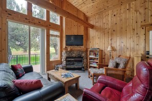 Smart TV, fireplace, books, offices