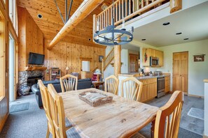 Smart TV, fireplace, books, offices