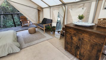 1 habitación, cuna de viaje y ropa de cama