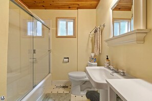 Serviettes fournies, papier toilette