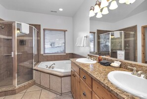 Jetted tub, hair dryer, towels, soap - Family-size 5-bedroom condo in Eden, Utah minutes from 2 world-class ski resorts (Eden)