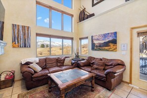 Smart-tv, een open haard, videospelletjes en boeken