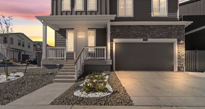 Modern 5BR Getaway |Hot Tub,Game Room,Fireplace,Grill & Pet-Friendly