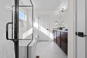Shower, towels - Near Boulder | Hot Tub, Fireplace, Game Room & Trails (Superior)