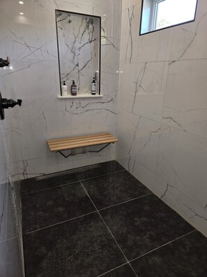 Hair dryer, towels, soap, shampoo - Emerald Luxury Home with Jacuzzi on Private Roof (Philadelphia)